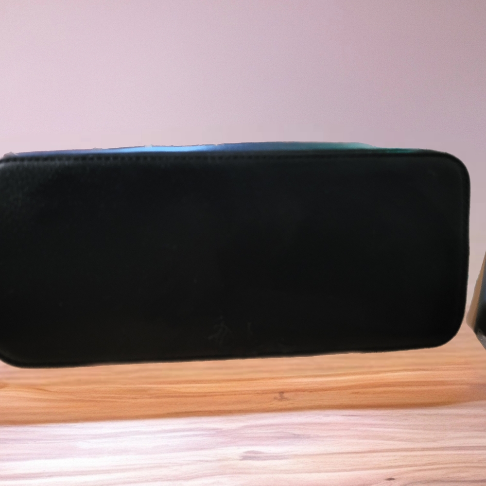 Elegant Black and Cream Handbag - Picture 3 of 5